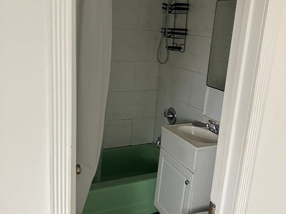 4th image of 328 N Burlington Ave APT 4
