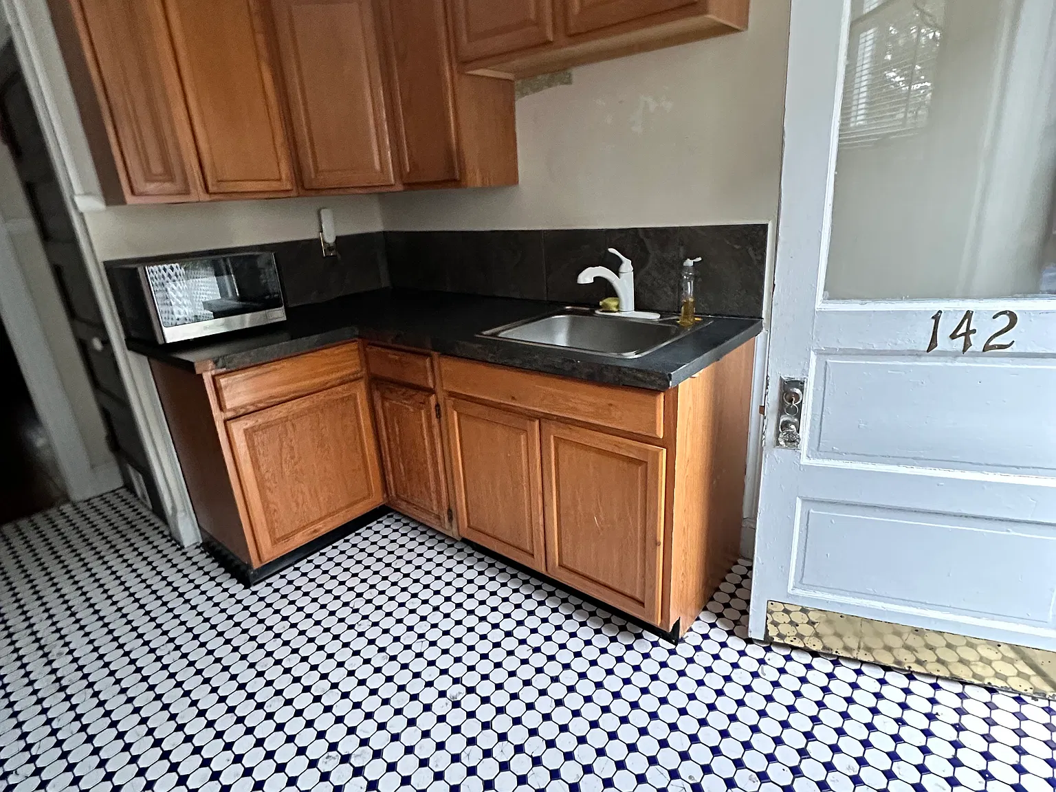 3 bed, 1.5 bath, 1700 sqft, $1,750 — Photo 4
