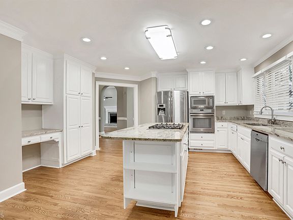 5th image of 560 Laurel Wood Ct SW