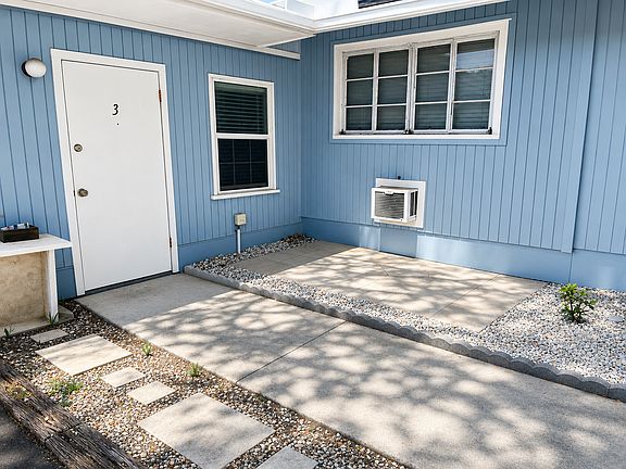 4th image of 2055 Arlington St #3