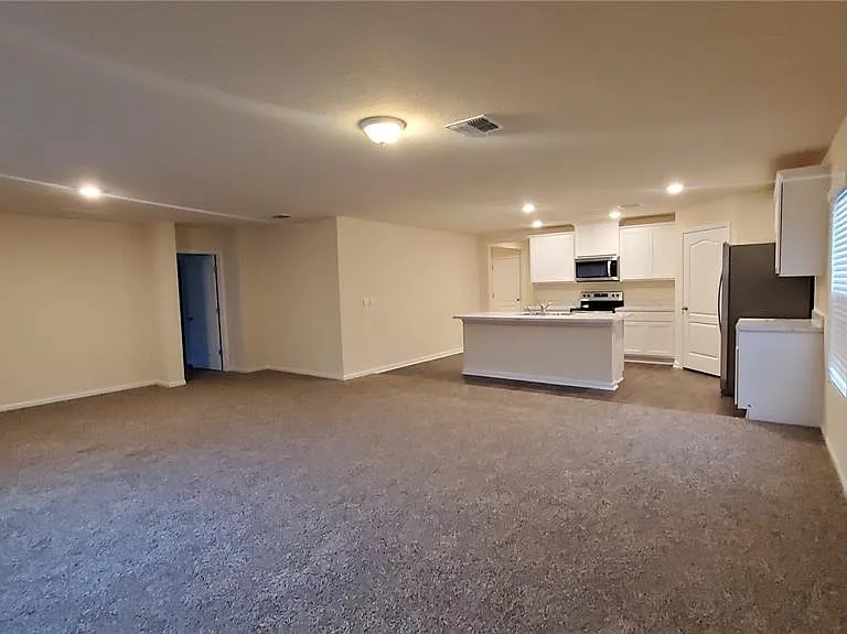 44 Barrington Dr — Photo 4