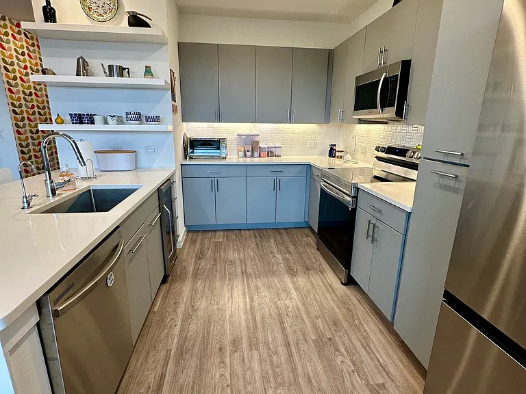 Fully equipped kitchen with all appliances.