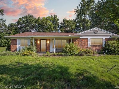 2550 Costa Mesa Rd, Waterford, MI, 48329