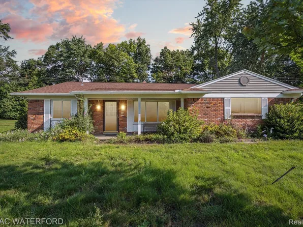 2550 Costa Mesa Rd, Waterford, MI 48329