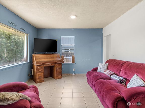 5th image of 831 E 52nd Street