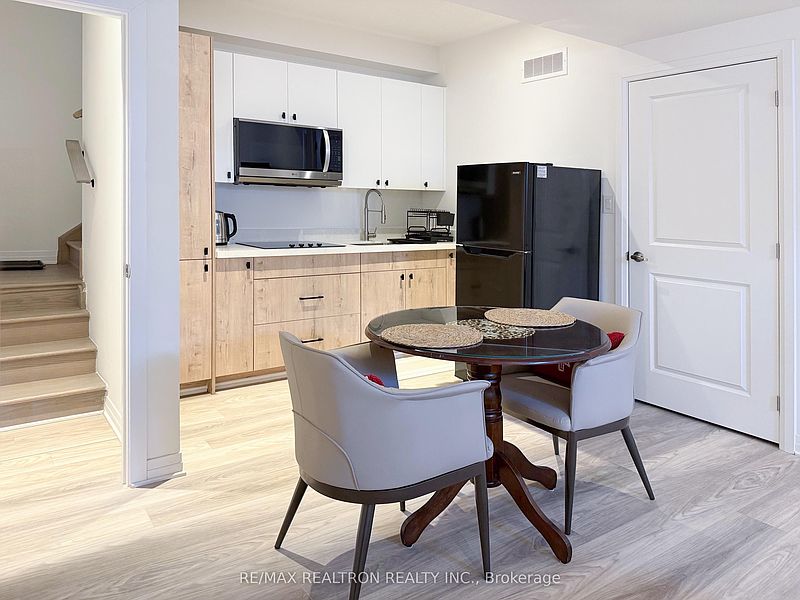 Oakville Townhouse for rent - 0 Bedrooms — photo 3