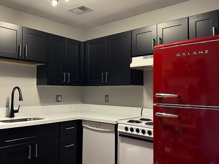 2012 Spruce St #4 — Photo 2