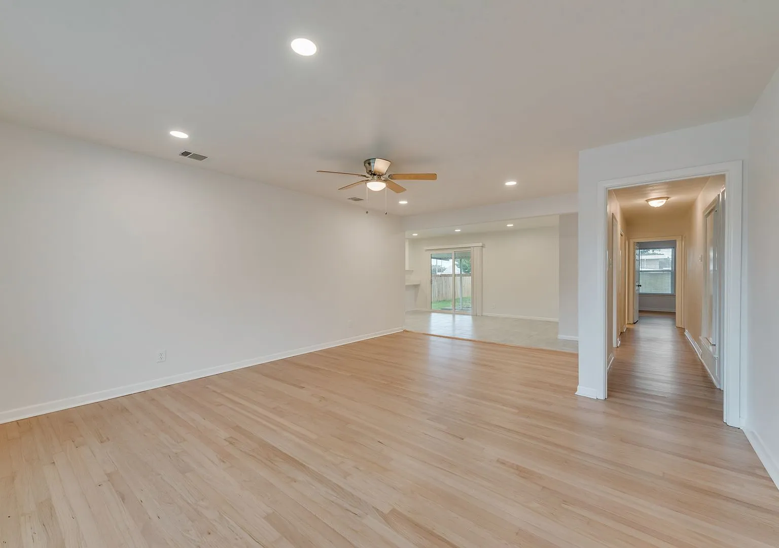 A must Updated Dallas home located in Casa View Oaks! — Photo 3