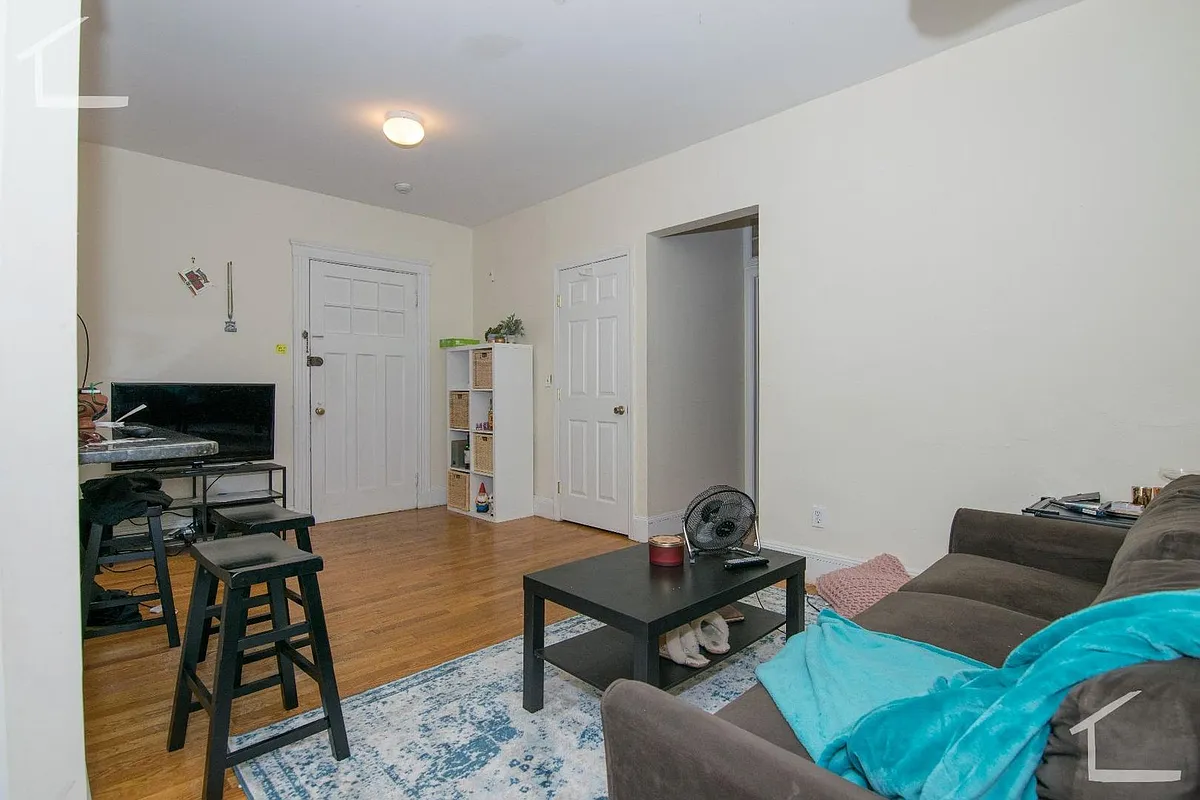 Building Photo - 64 Egmont St #1