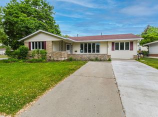 648 Charing Cross Rd, Elk Grove Village, IL 60007