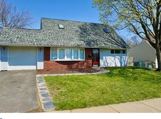 18 Pumpkin Hill Rd, Levittown, PA 19056