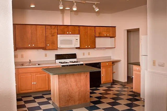 1 bed, 900 sqft, $1,370 — Photo 1