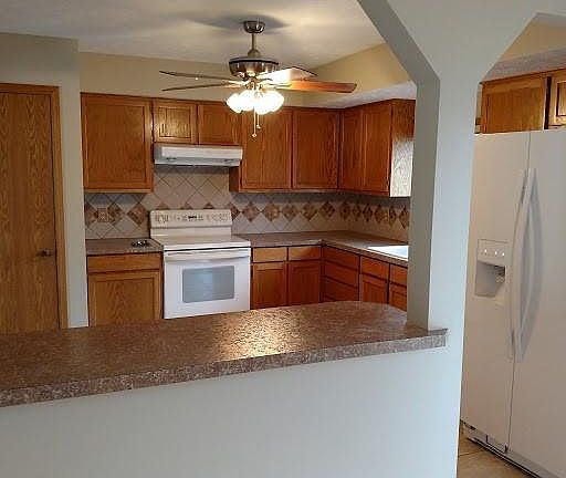 Kitchen w Breakfast Bar