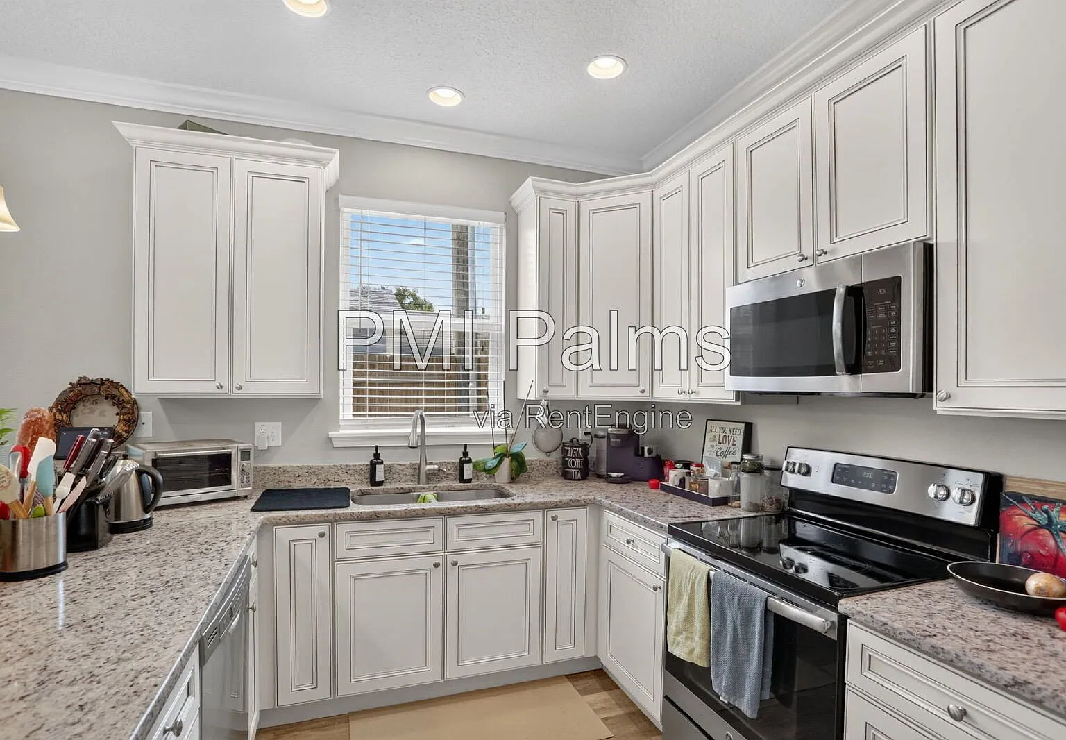 3 bed, 2.5 bath, 1960 sqft, $3,000 — Photo 2