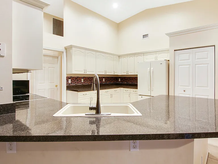1198 SE Petunia Ave — Photo 30