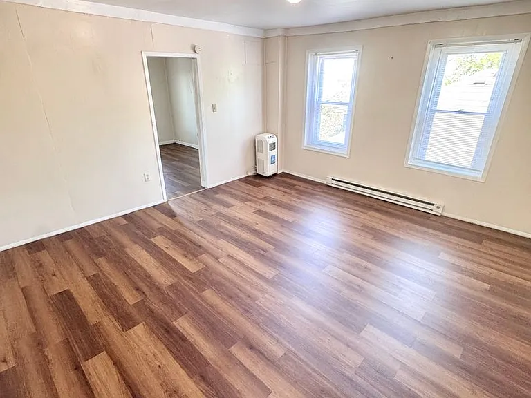 1348 E 6th St — Photo 8
