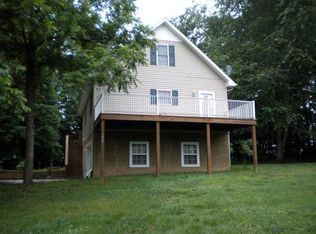 2060 Lakeview Dr, Byrdstown, TN 38549