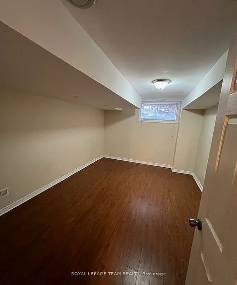 685 Everlasting Cres #B — Photo 12