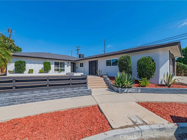 3202 Montana Ave — Photo 1
