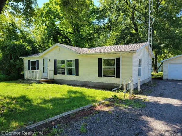 4571 Ravenswood Rd, Smiths Creek, MI 48074