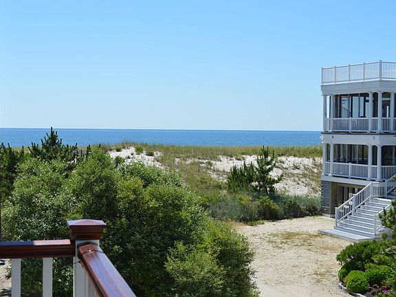 4th image of 127 Long Beach Blvd #D