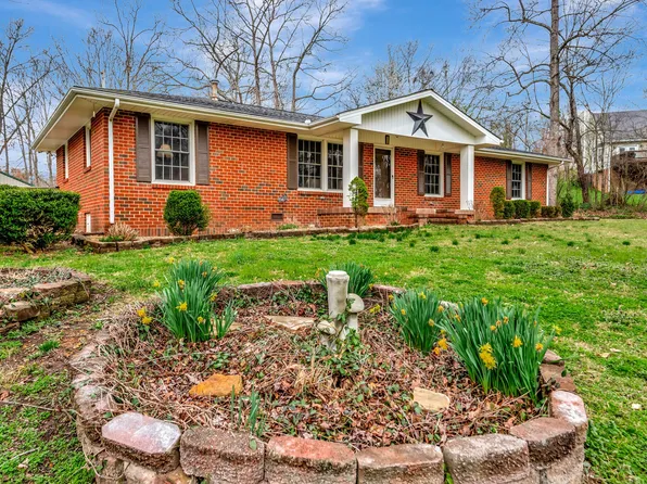 1239 N Charlotte St, Dickson, TN 37055