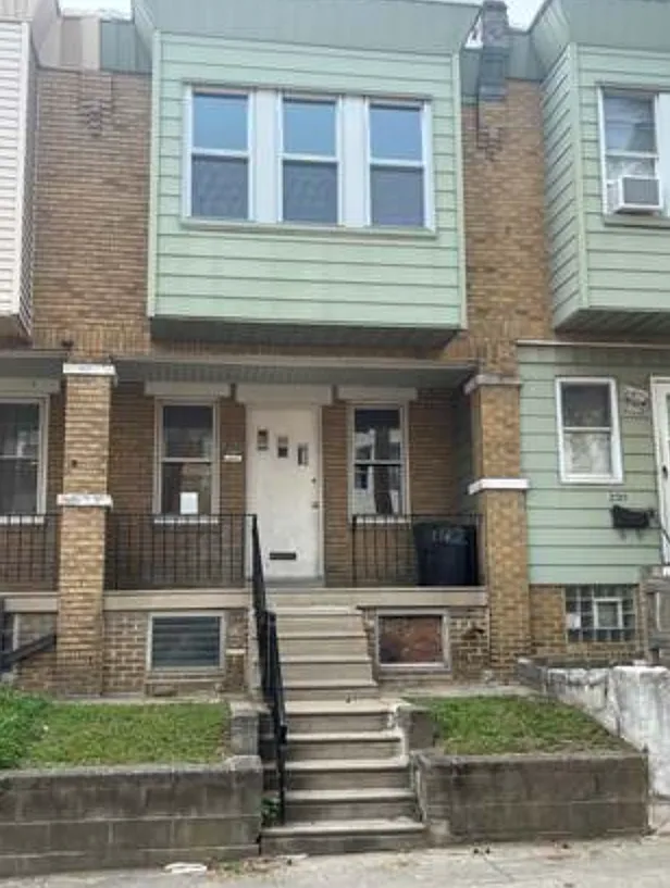3 bed, 1.5 bath, 960 sqft, $700 — Photo 1