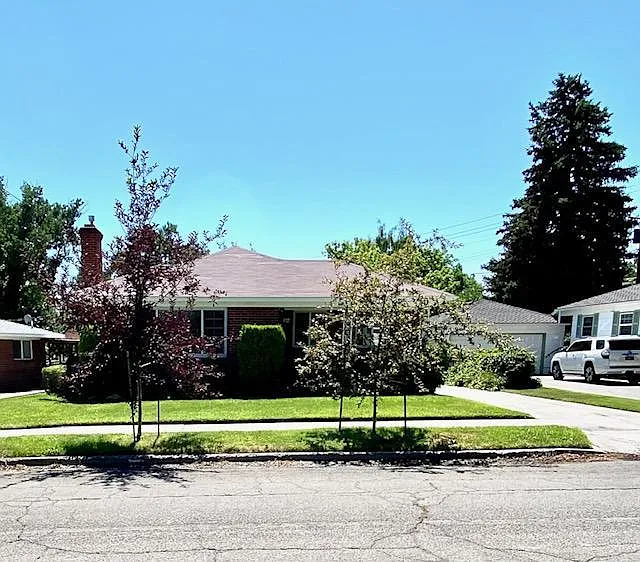 1044 Manor Dr photo 1