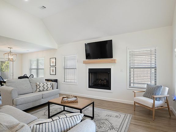 5th image of 924 Sandra Ln