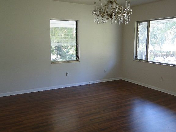 3rd image of 563 NW Holiday Dr