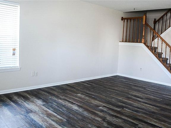 2nd image of 4929 Oakbrook Dr
