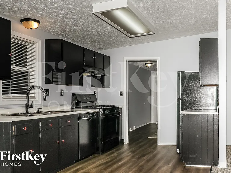 4638 N Richardt Ave — Photo 6