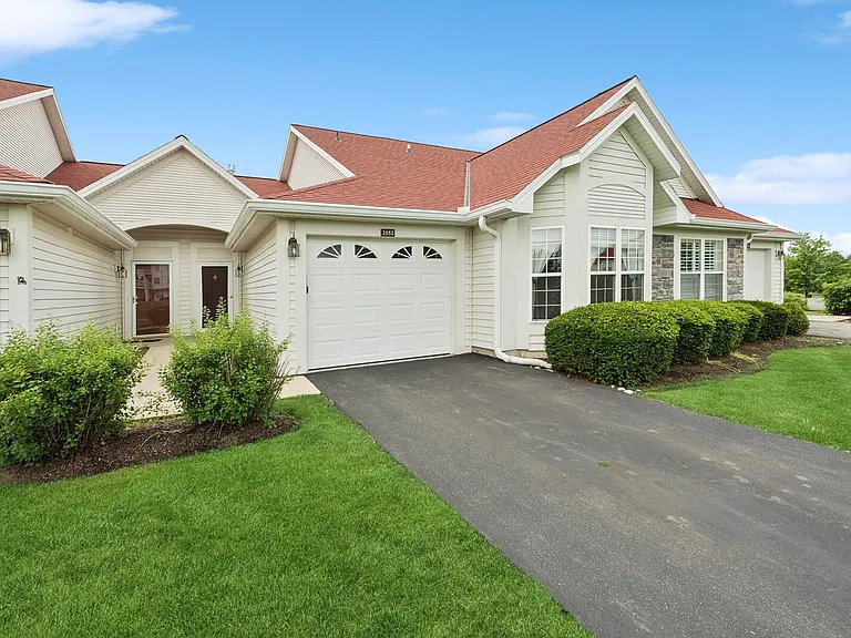 2152 Newbury Ln — Photo 2