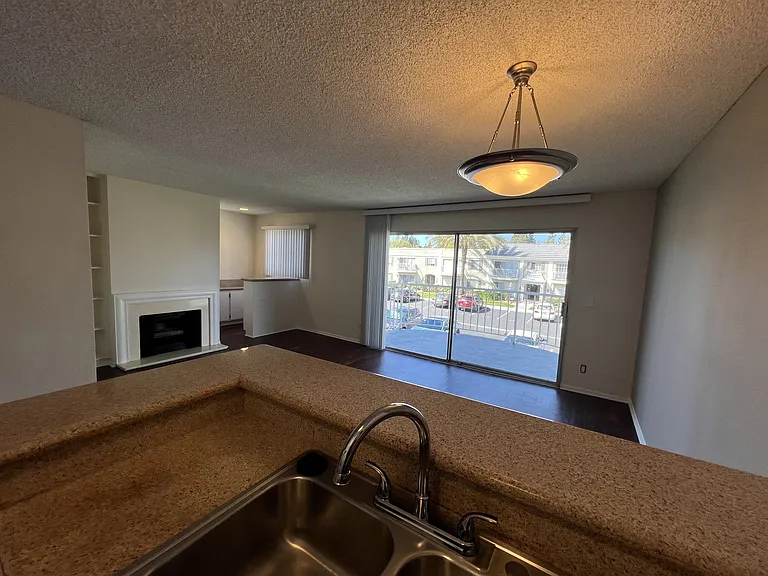 Versailles on the Lake Apartments — Photo 88