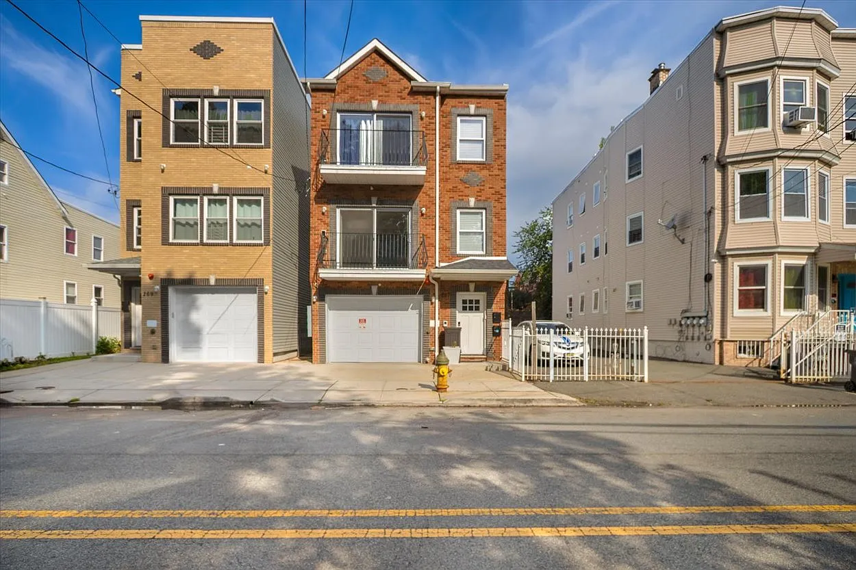 3 bed, $2,750 — Photo 1