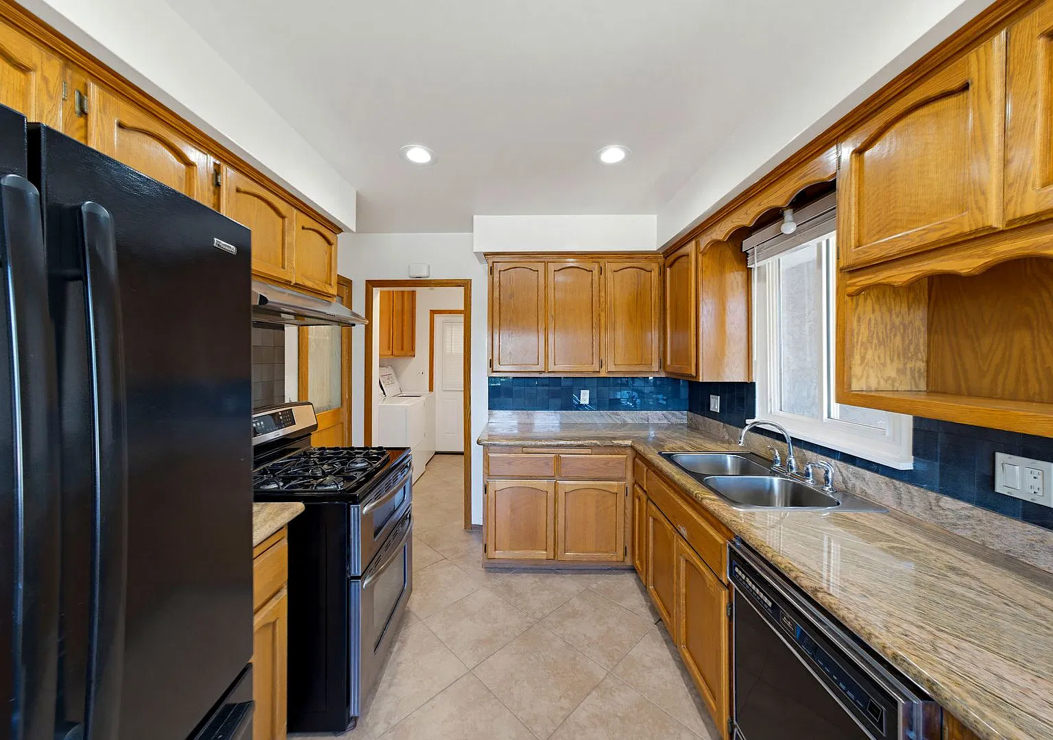 3 bedrooms 2 bathrooms + family area approximately 1559sqft — Photo 3