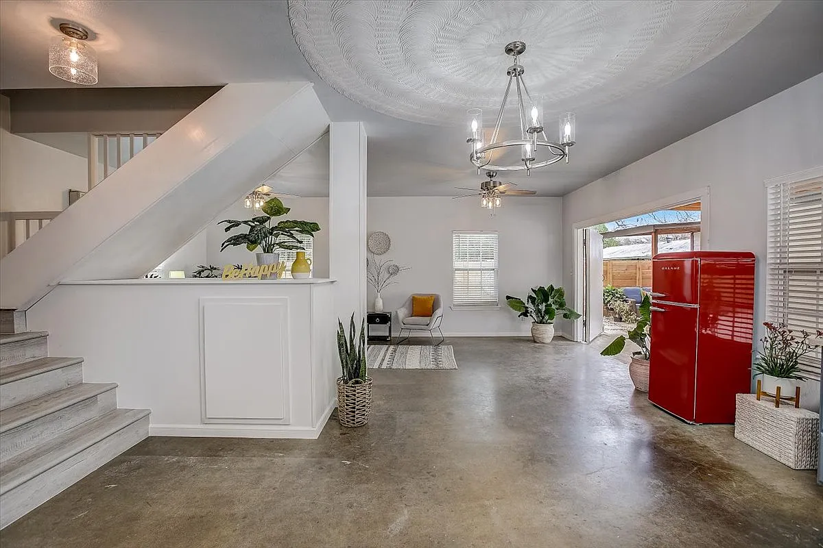 2 bed, 1100 sqft, $1,800 — Photo 2