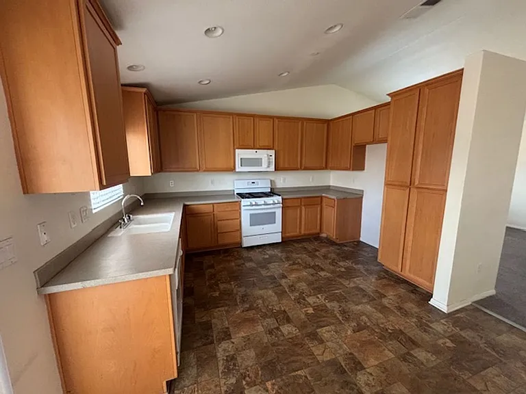 1073 Spud Moreno St — Photo 2