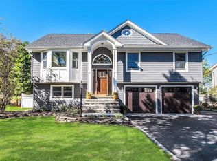 206 Connetquot Rd, Oakdale, NY 11769