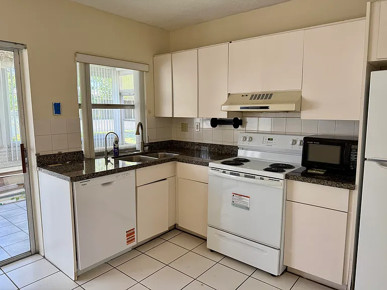 7105 NW 70th Ct — Photo 14