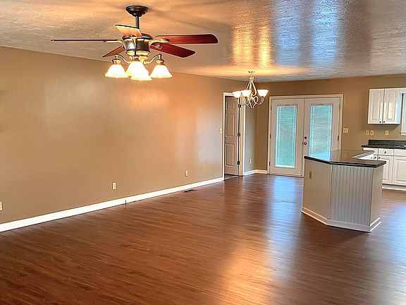 3rd image of 812 Mosswood Dr