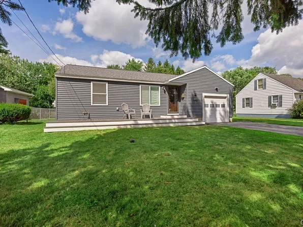 118 Clarence Dr, North Syracuse, NY 13212