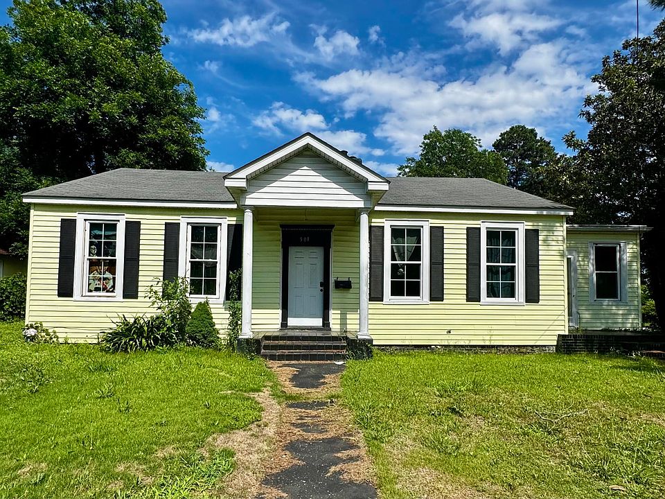 1st image of 901 College Street