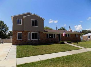 22312 Lakeshire St, Saint Clair Shores, MI 48081