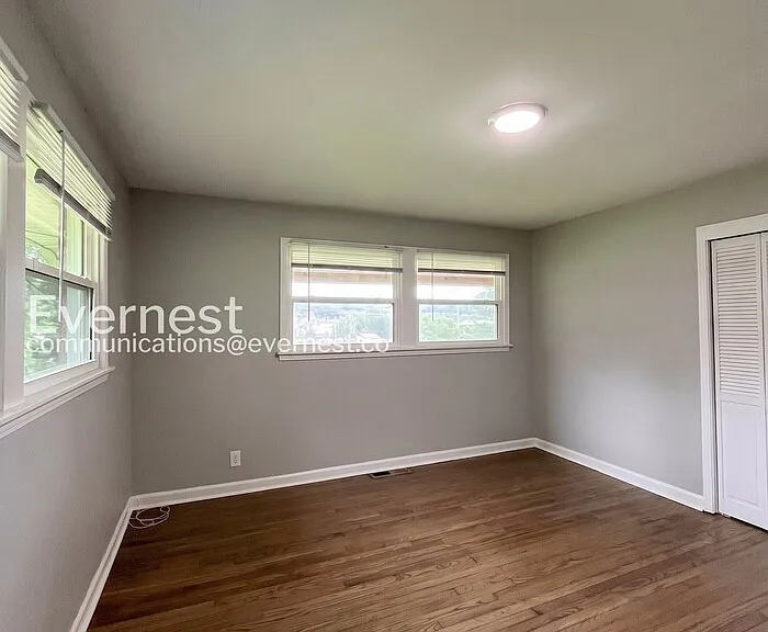 405 Cedarvalley Dr — Photo 8