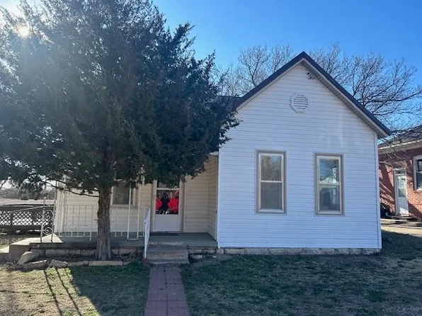 809 Ash St, Victoria, KS 67671