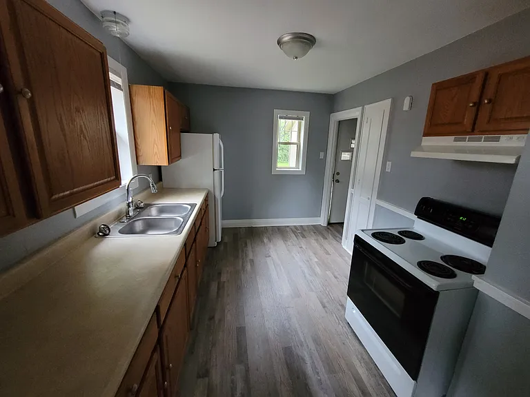 813 W 33rd St — Photo 14
