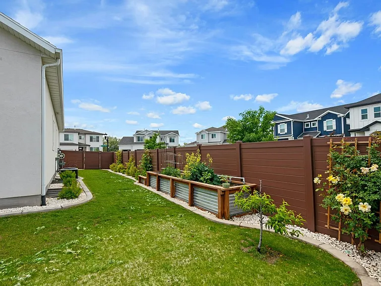 322 N 240 E — Photo 15