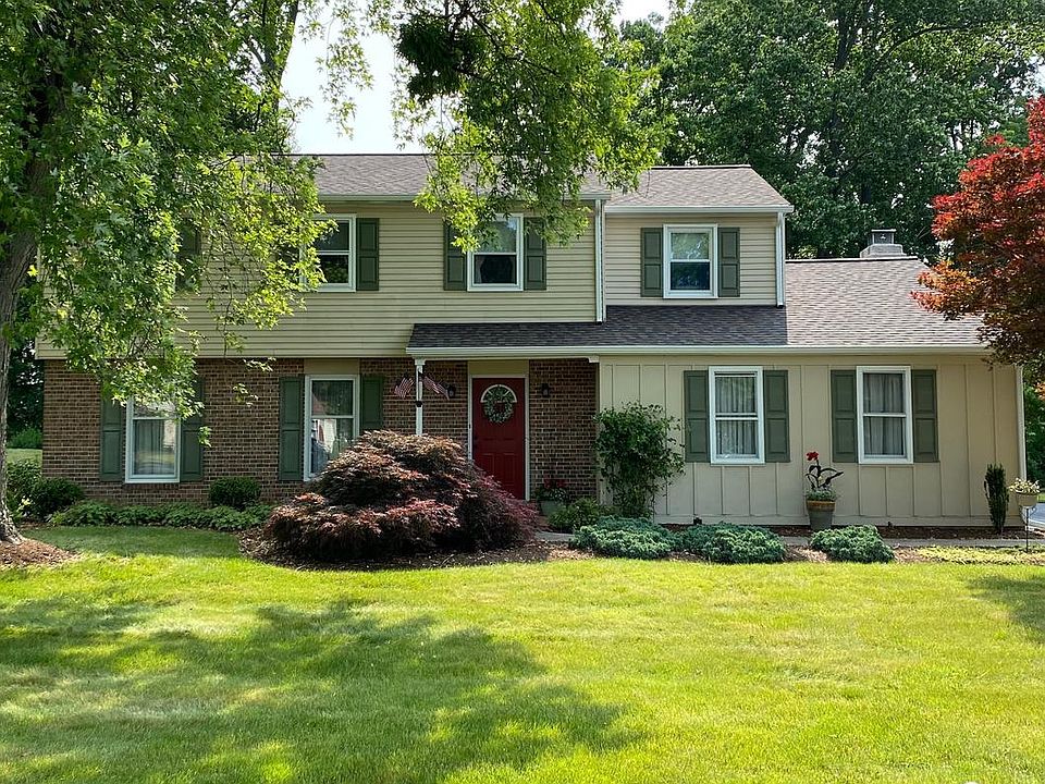 1st image of 19 Rose Tree Dr
