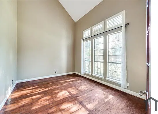 5 bed, 4864 sqft, $5,300 — Photo 4